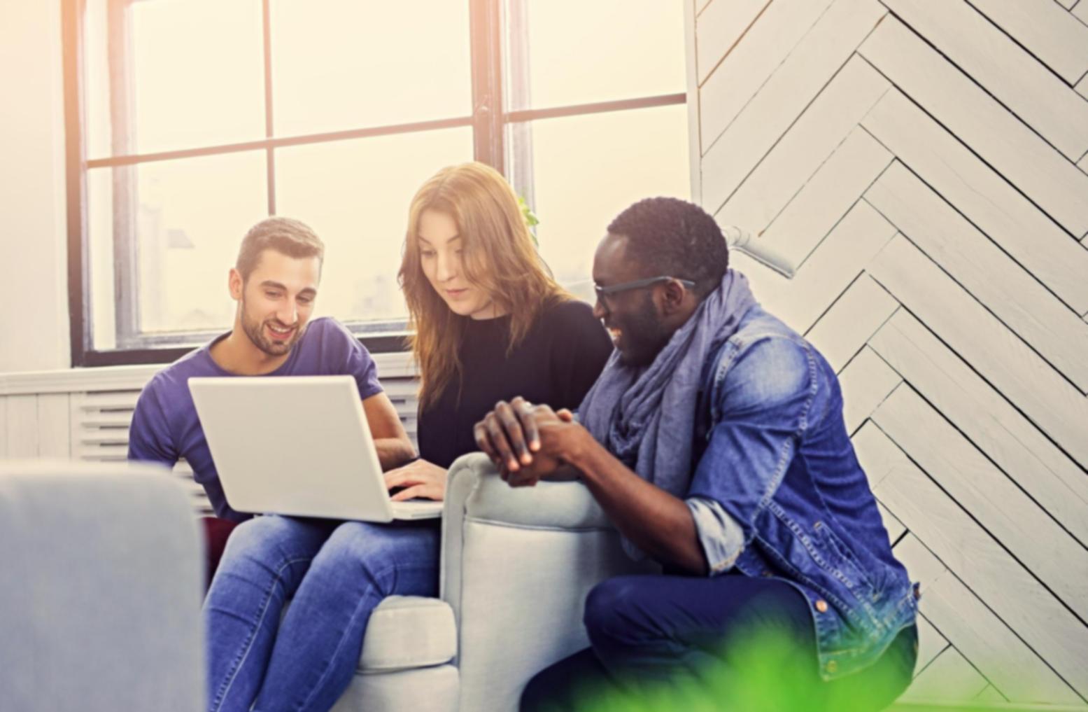 Netzwerkinfrastruktur in modernem Büroumfeld