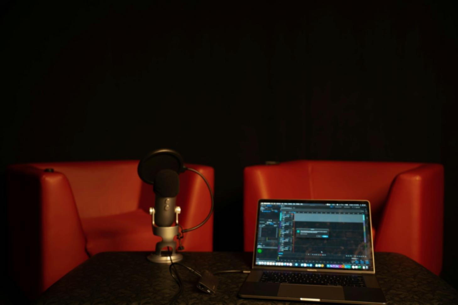 Teilnehmer bei praktischer Netzwerkübung am Computer